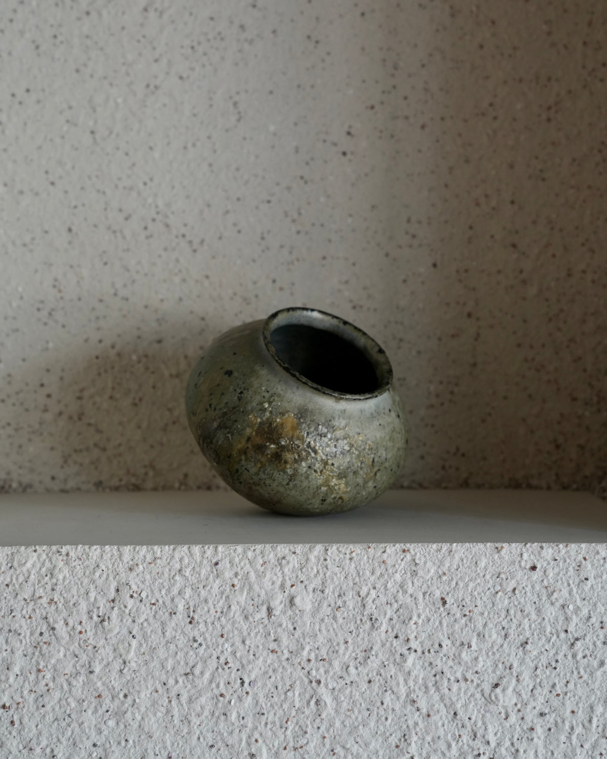 八田亨 / 白掛花瓶 C