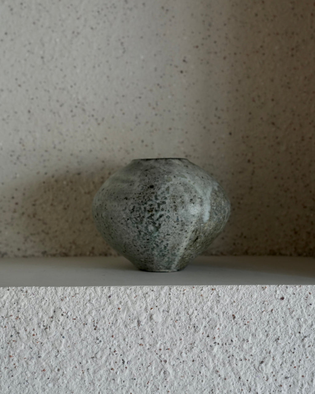 八田亨 / 白掛花瓶 D