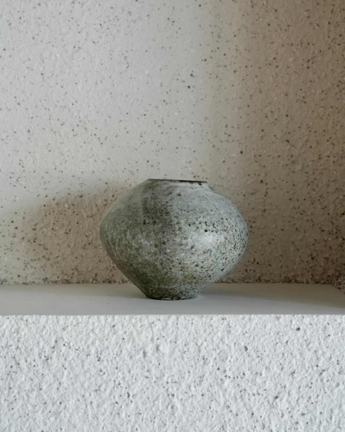 八田亨 / 白掛花瓶 D