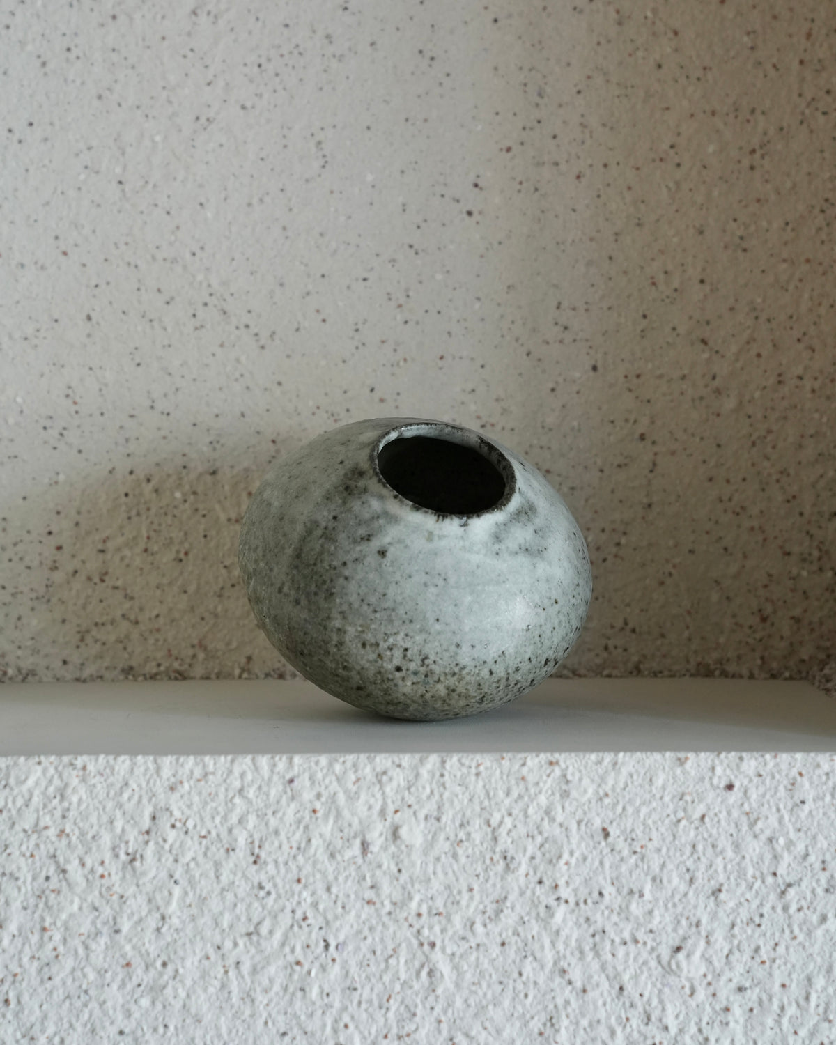 八田亨 / 白掛花瓶 D