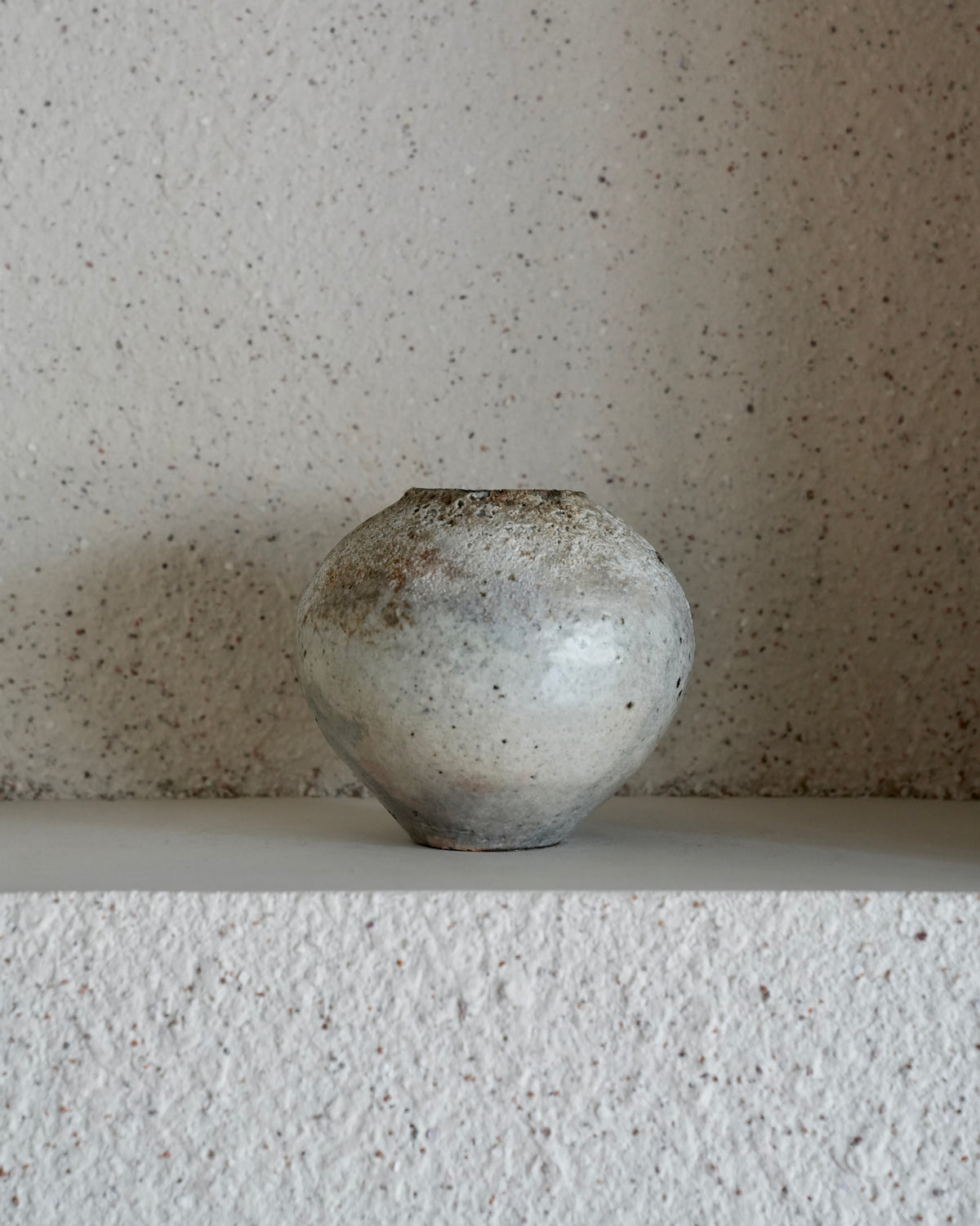八田亨 / 白掛花瓶 E