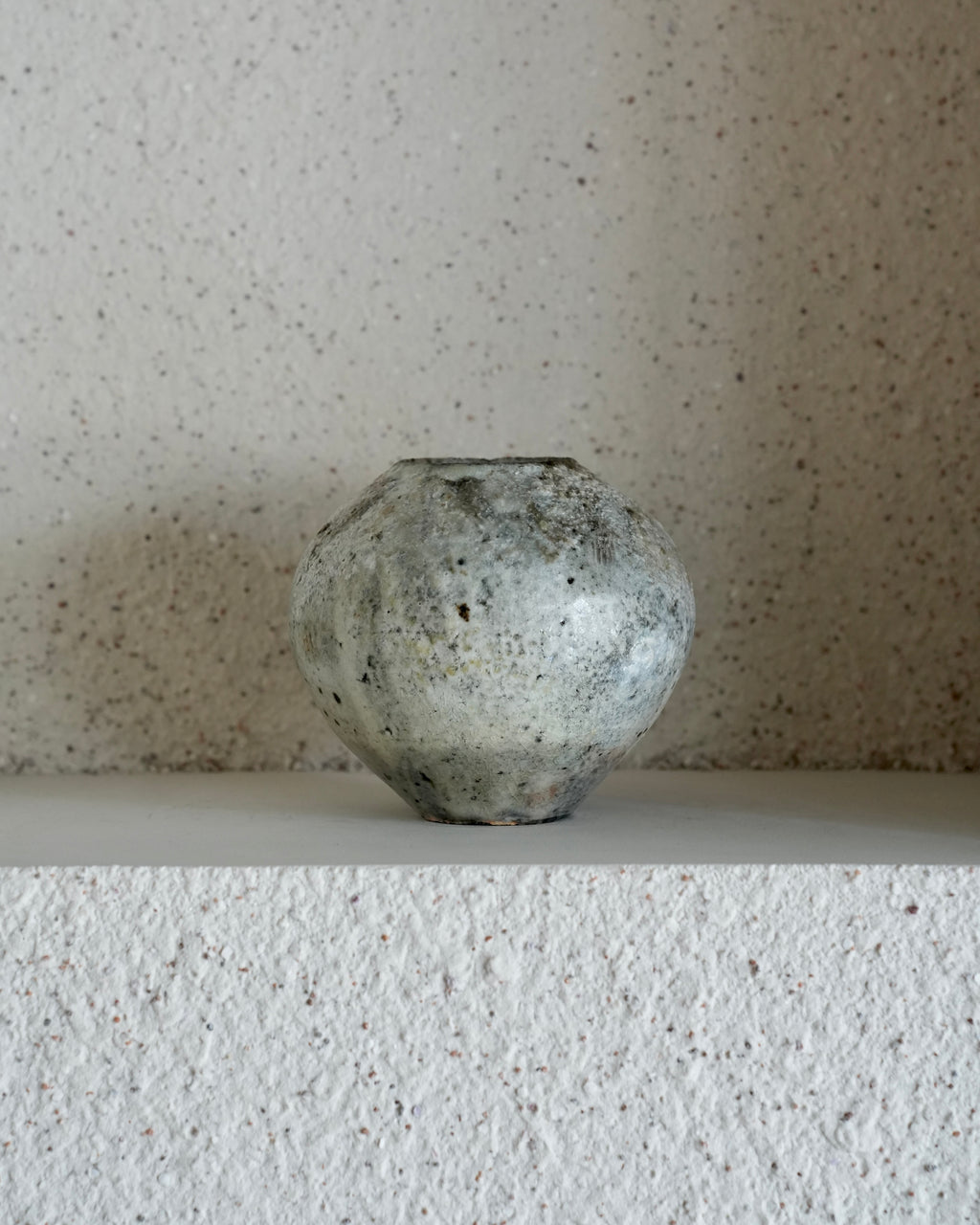 八田亨 / 白掛花瓶 E