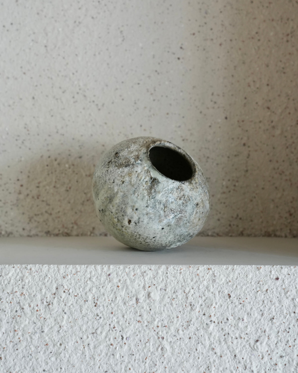 八田亨 / 白掛花瓶 E