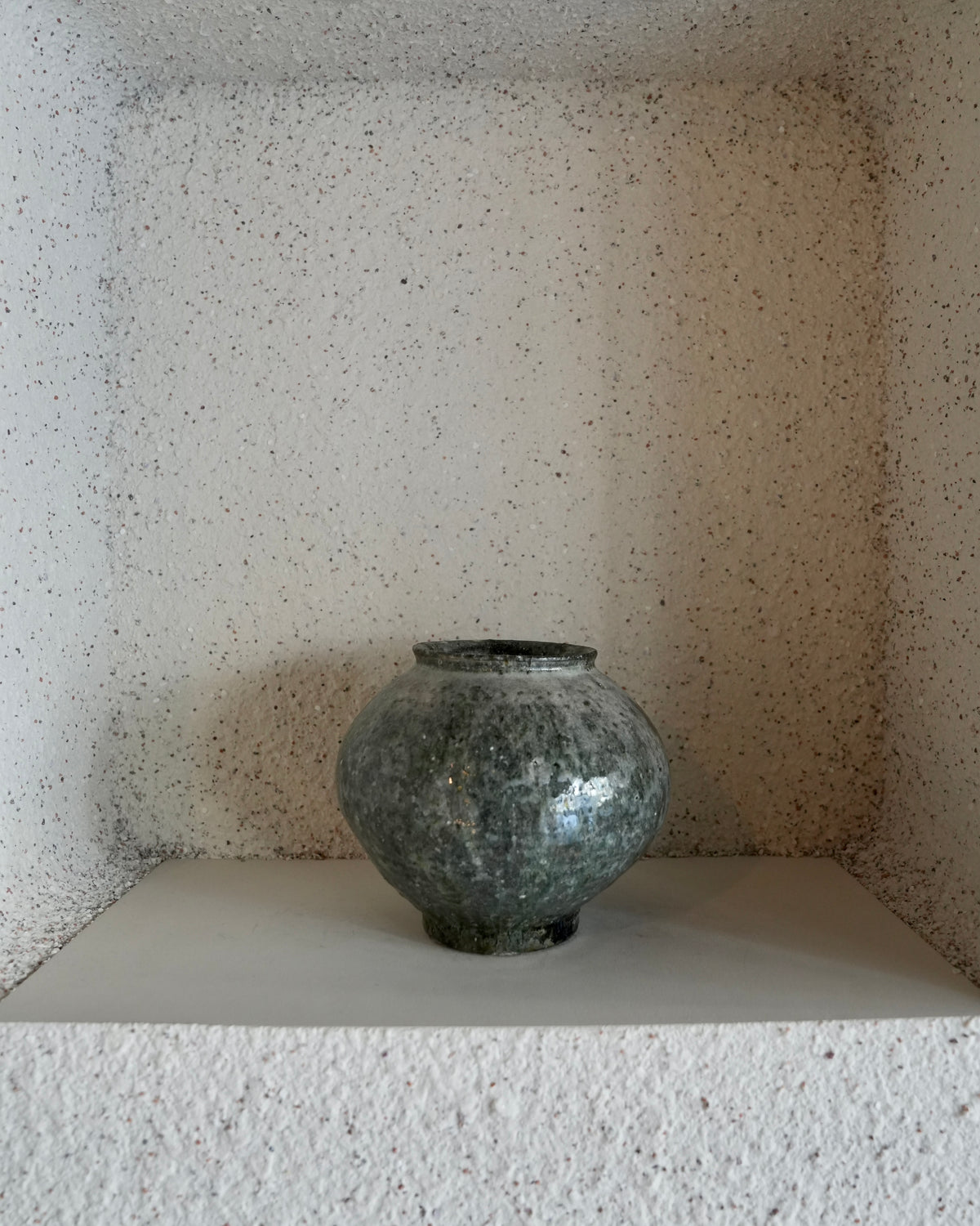 八田亨 / 白掛花瓶 B