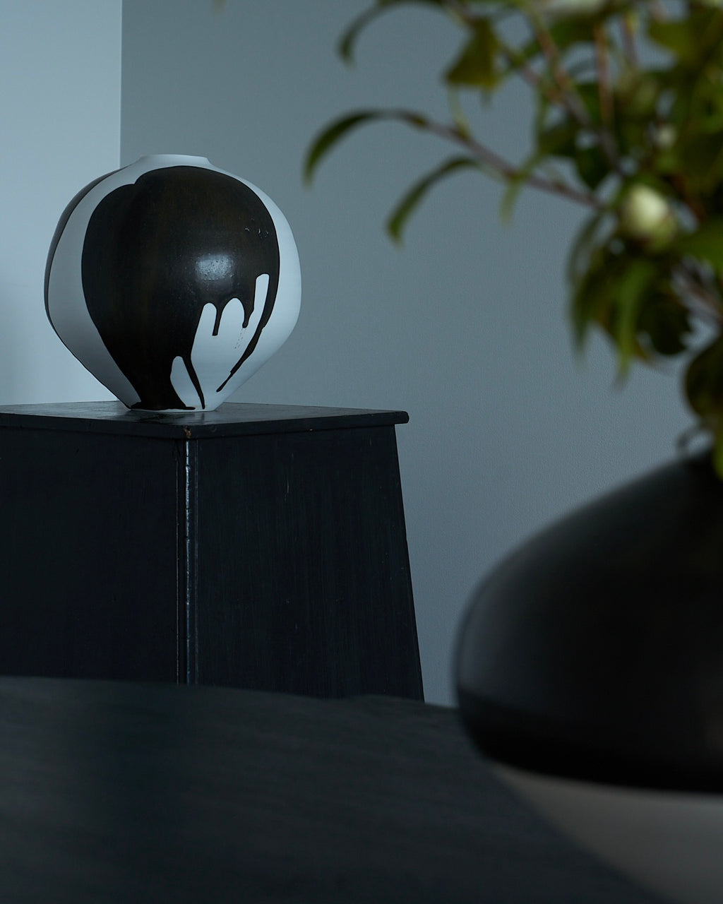 Naotsugu Yoshida / White Porcelain & Iron Glaze Vase